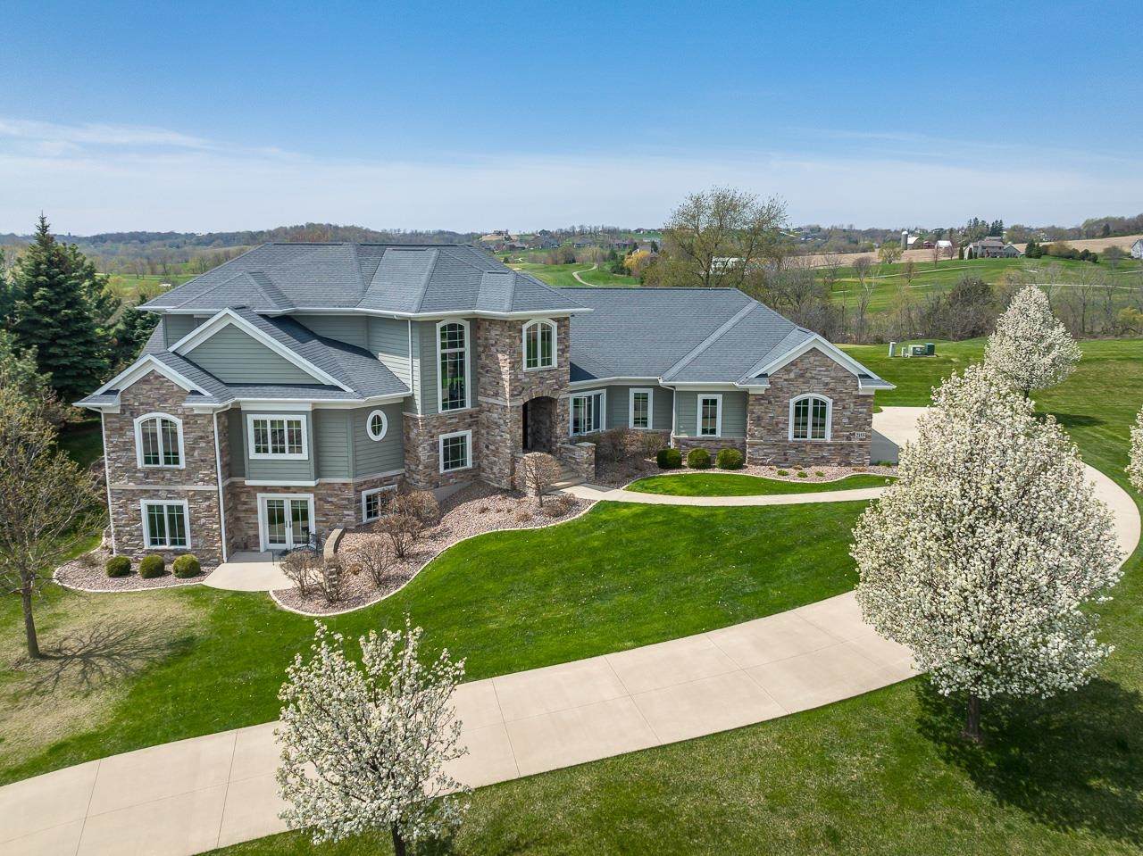 2155 Wedgewood Drive, Dubuque, IA 52002 (MLS 147047) EXIT Realty