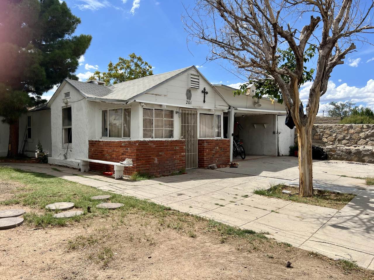 201 Valencia Place - Photo 1