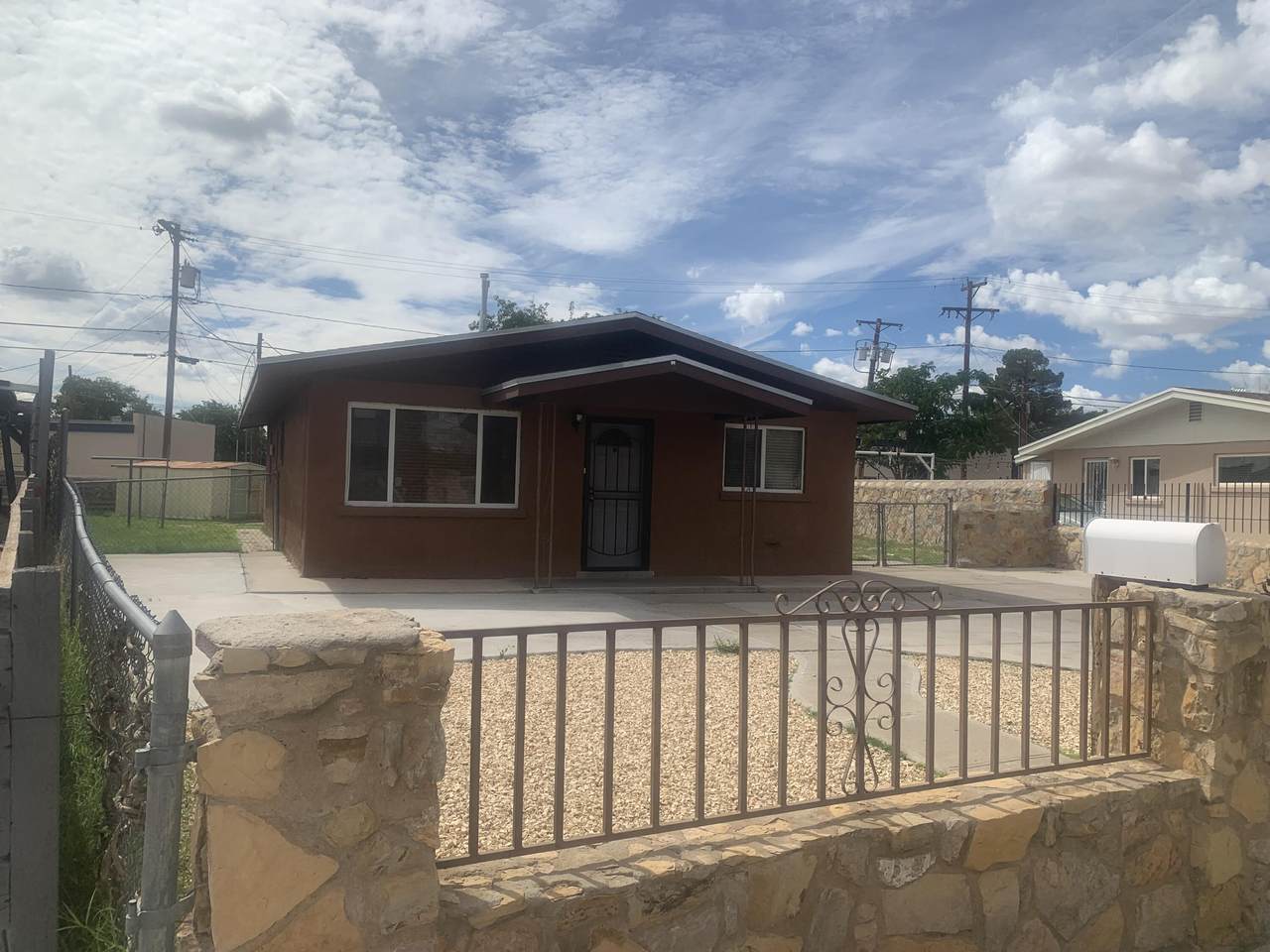 979 Gloria Street - Photo 1
