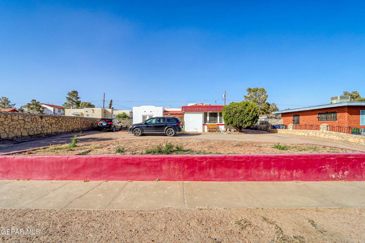 4609-4611 La Luz Avenue - Photo 1