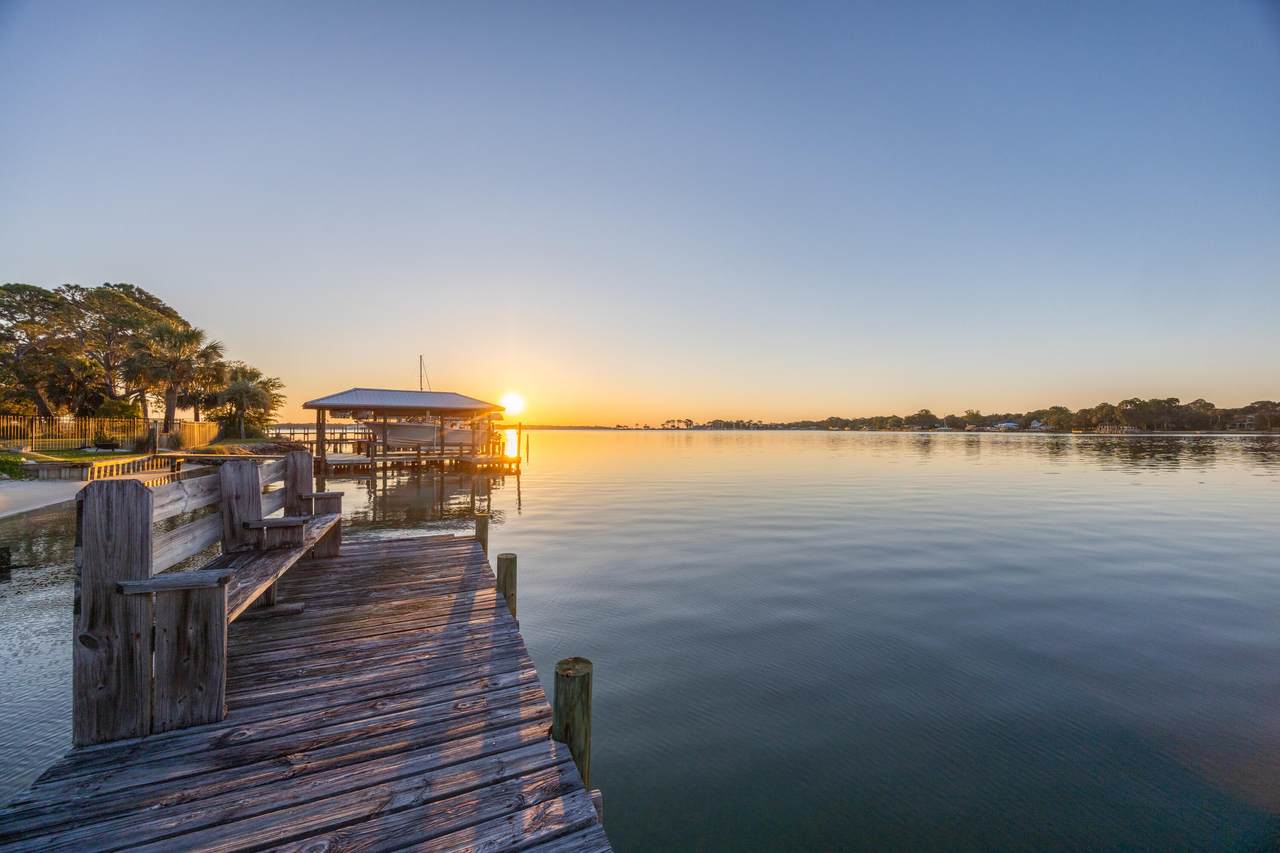 239 Beachview Drive - Photo 1