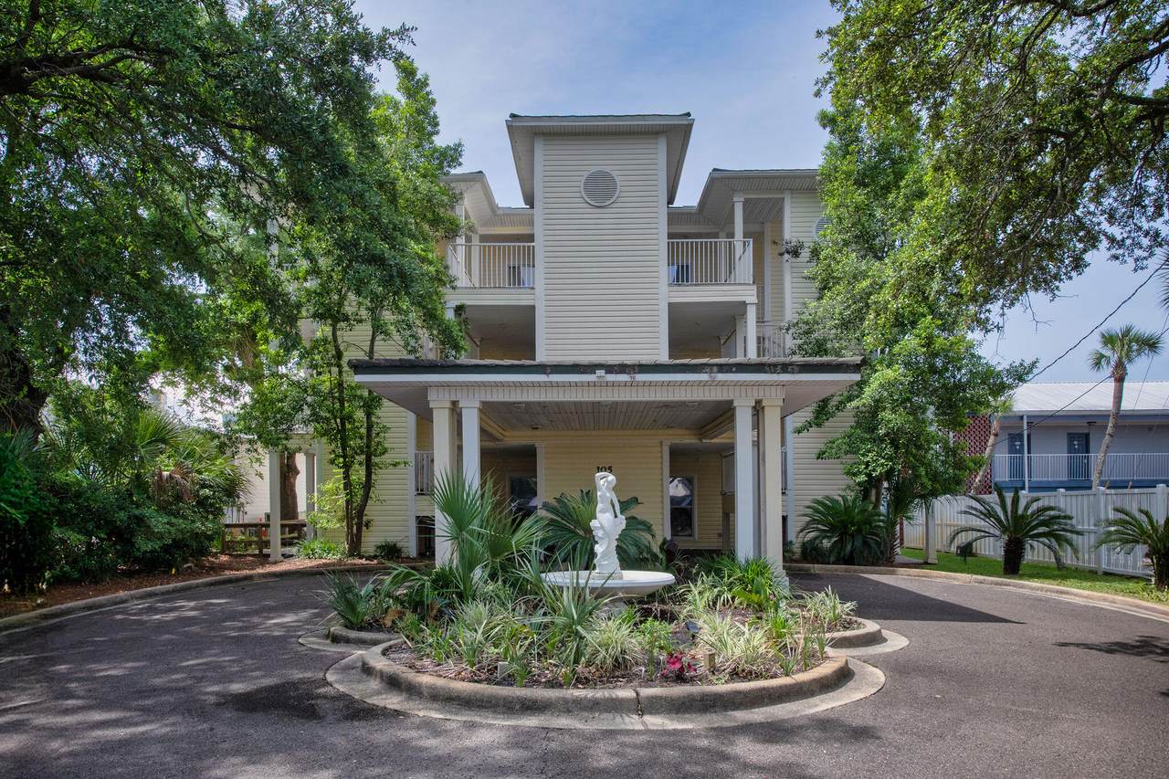 105 Brooks Street - Photo 1