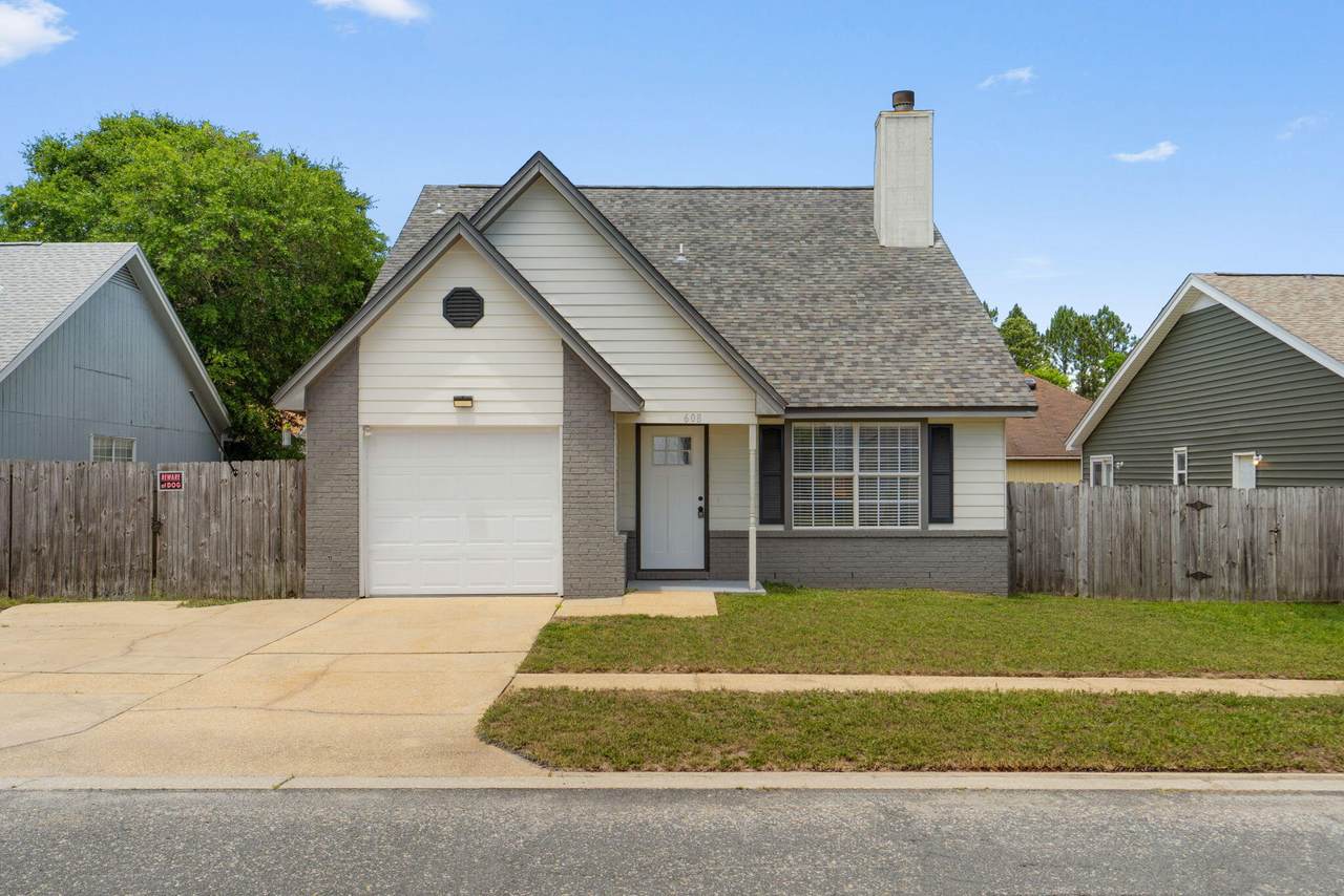608 Drakes Landing - Photo 1