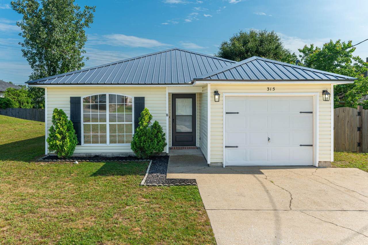 315 Apple Drive - Photo 1