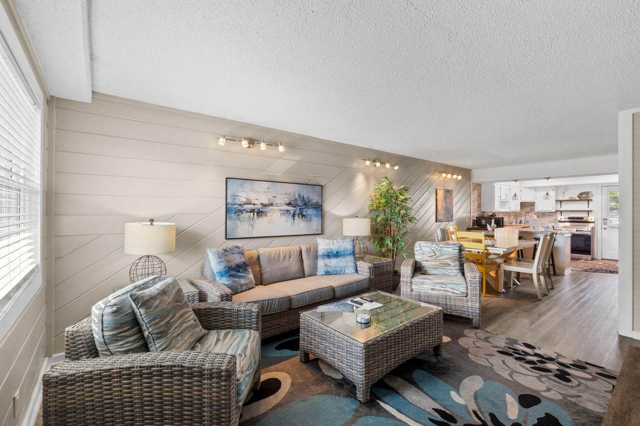 885 Santa Rosa Boulevard - Photo 1