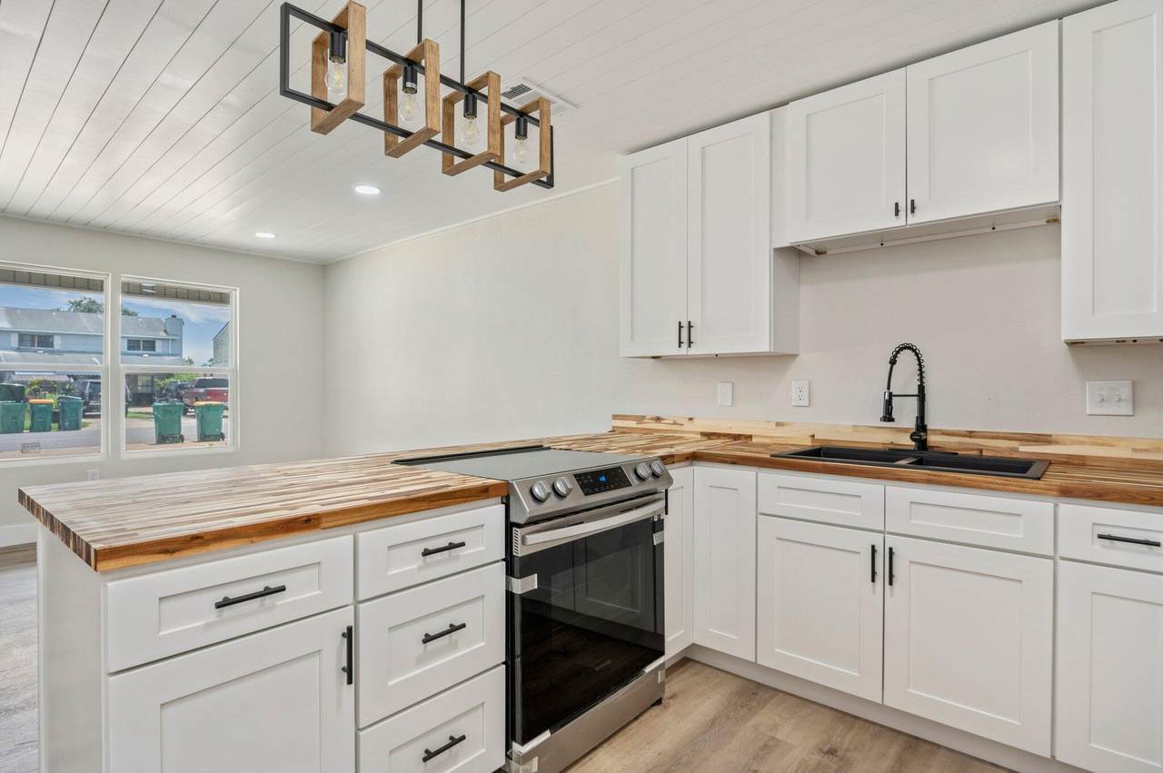 215 Ann Circle - Photo 1