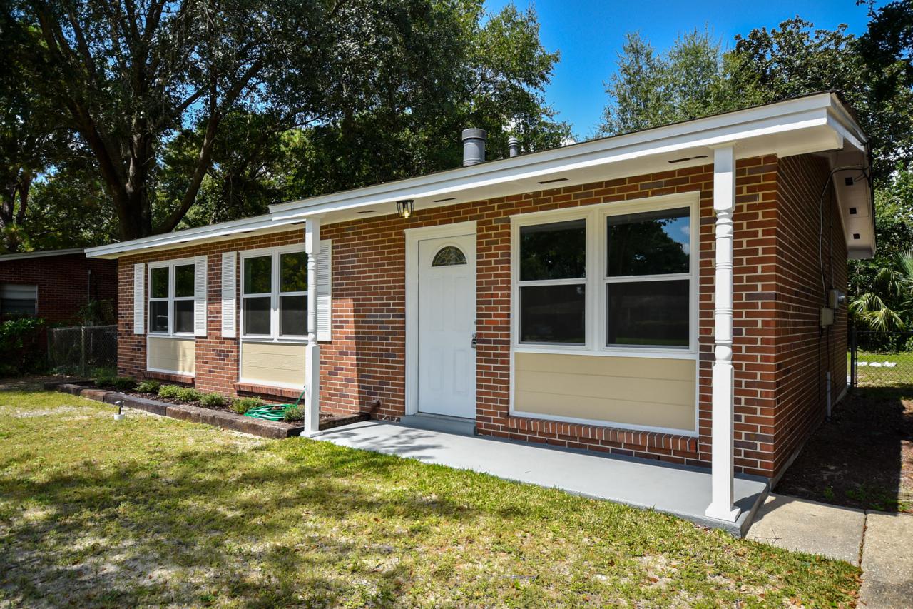 208 Spencer Drive - Photo 1