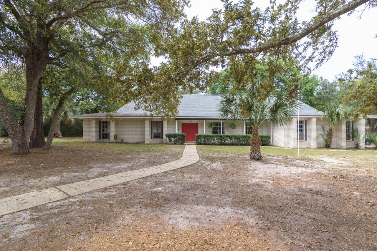 702 Poinciana Drive - Photo 1