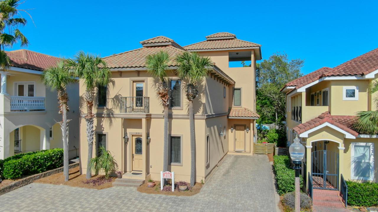 315 La Valencia Circle - Photo 1
