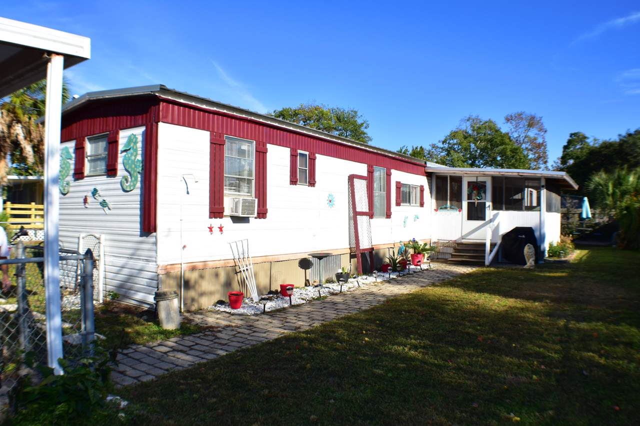 320 Rose Lane - Photo 1