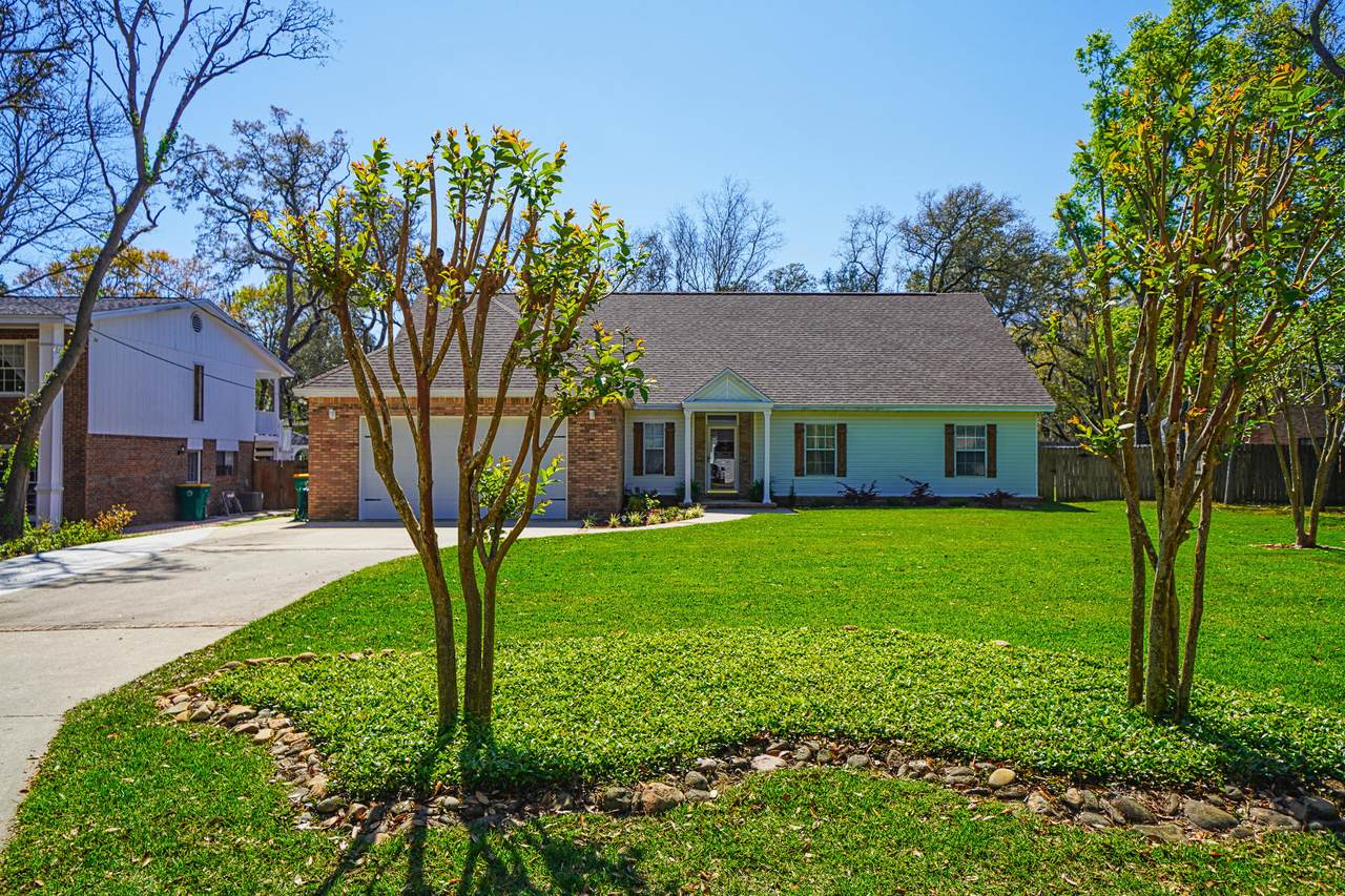 110 Troy Circle - Photo 1