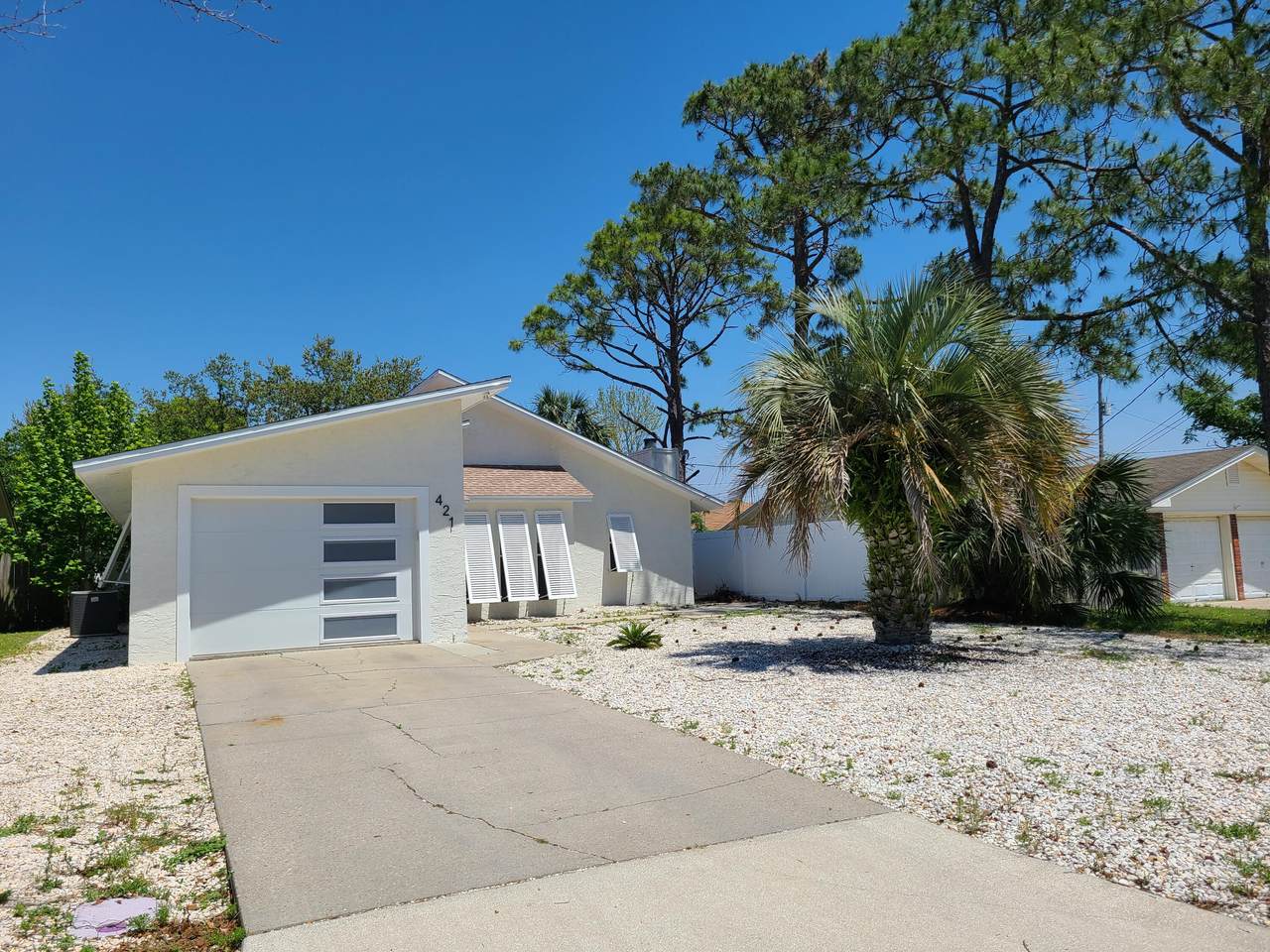 421 Oleander Circle - Photo 1