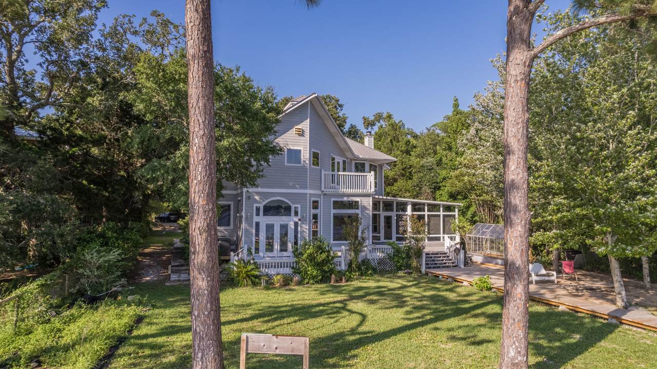 7185 Wells Avenue - Photo 1