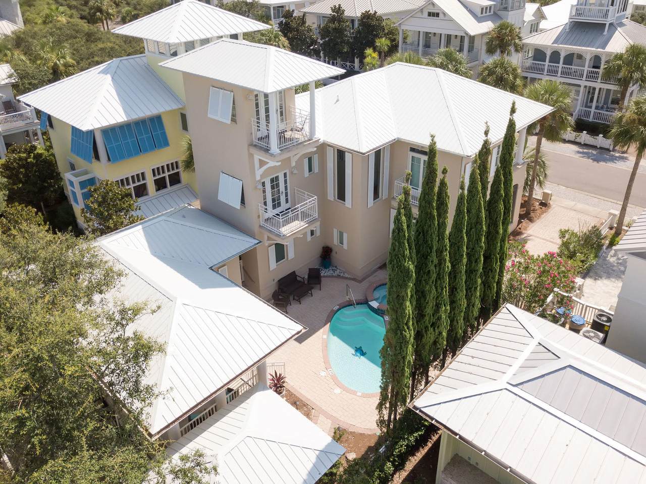 212 Carillon Avenue - Photo 1