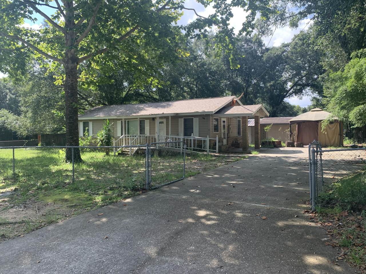 557 Robinson Avenue - Photo 1