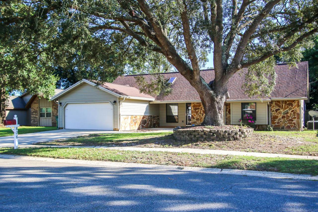 806 Laurel Drive - Photo 1
