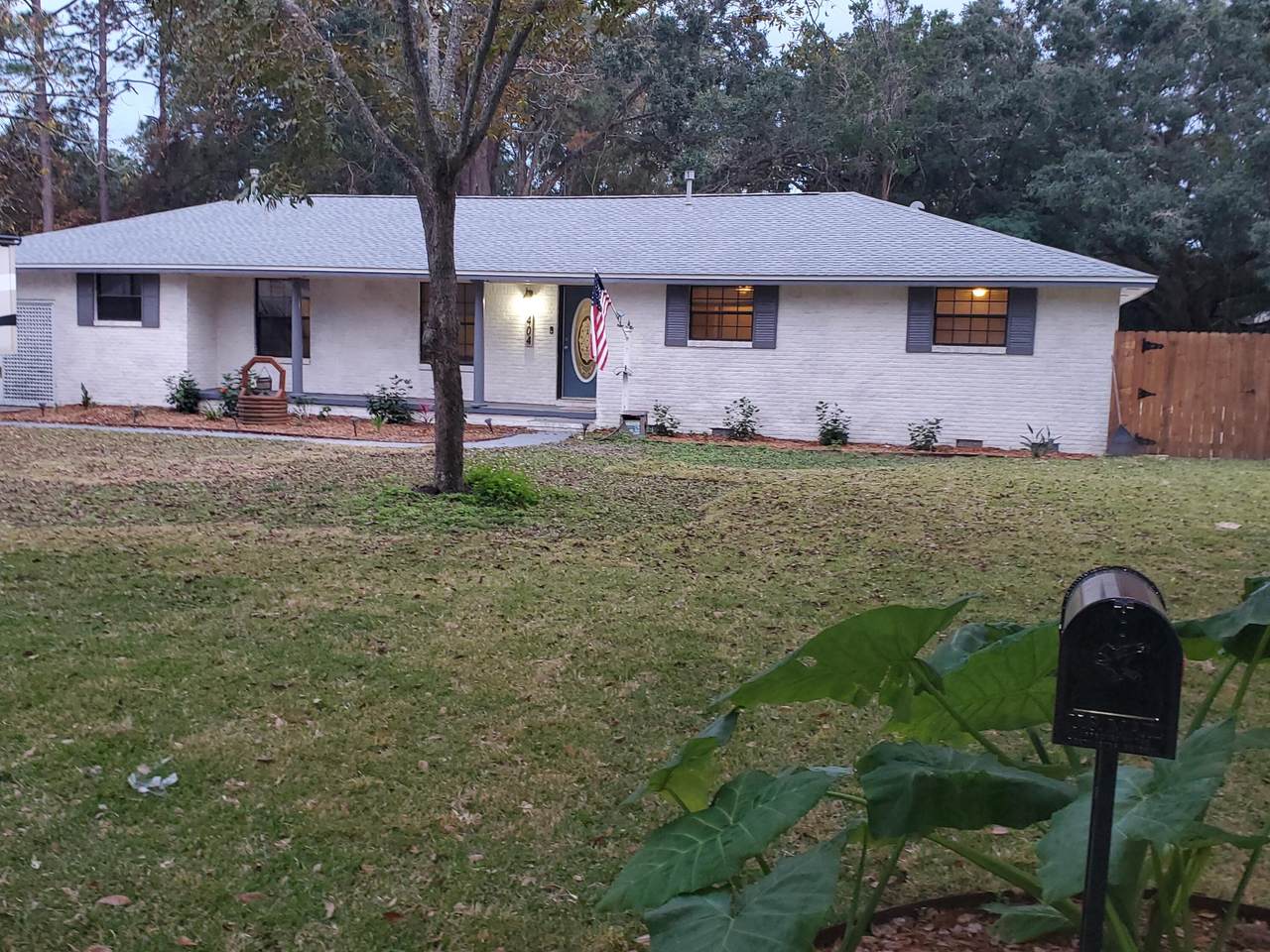 404 Cloverdale Boulevard - Photo 1