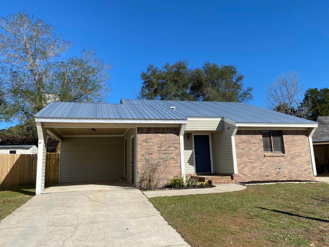 205 Cottonwood Court - Photo 1