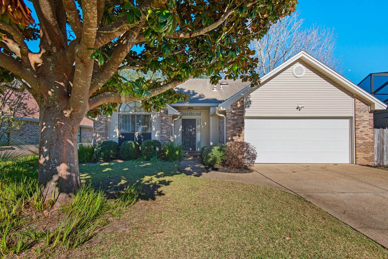 407 Parkwood Place - Photo 1
