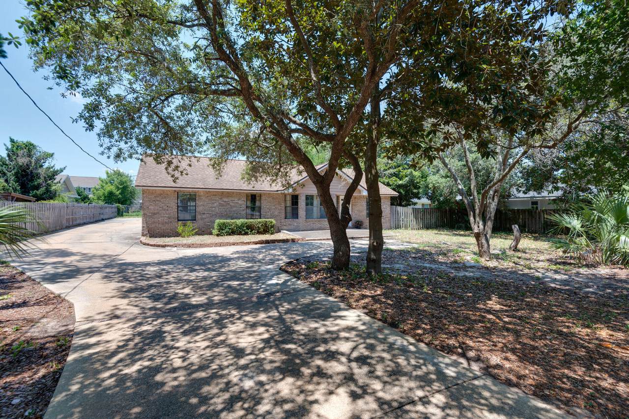 733 Kelly Street - Photo 1