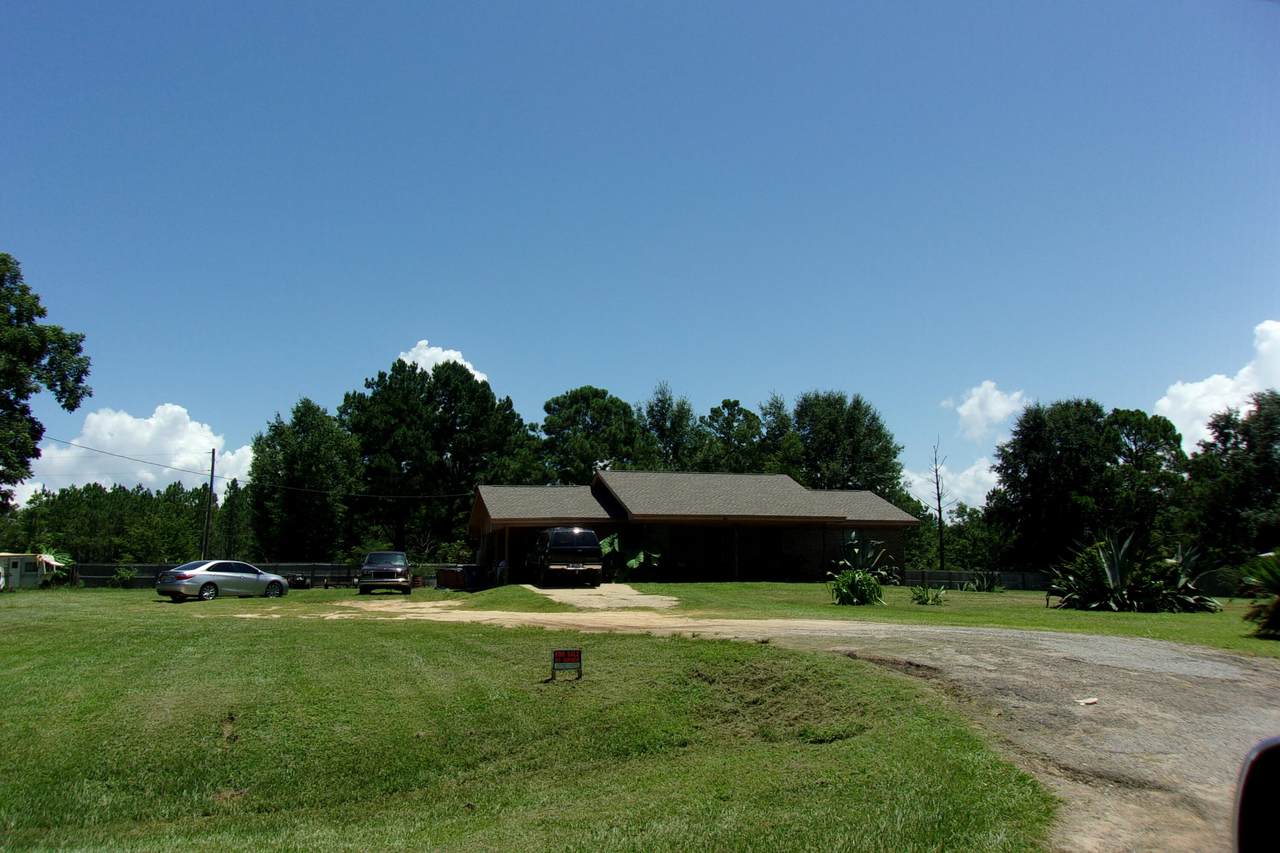 819 Flowersview Boulevard - Photo 1