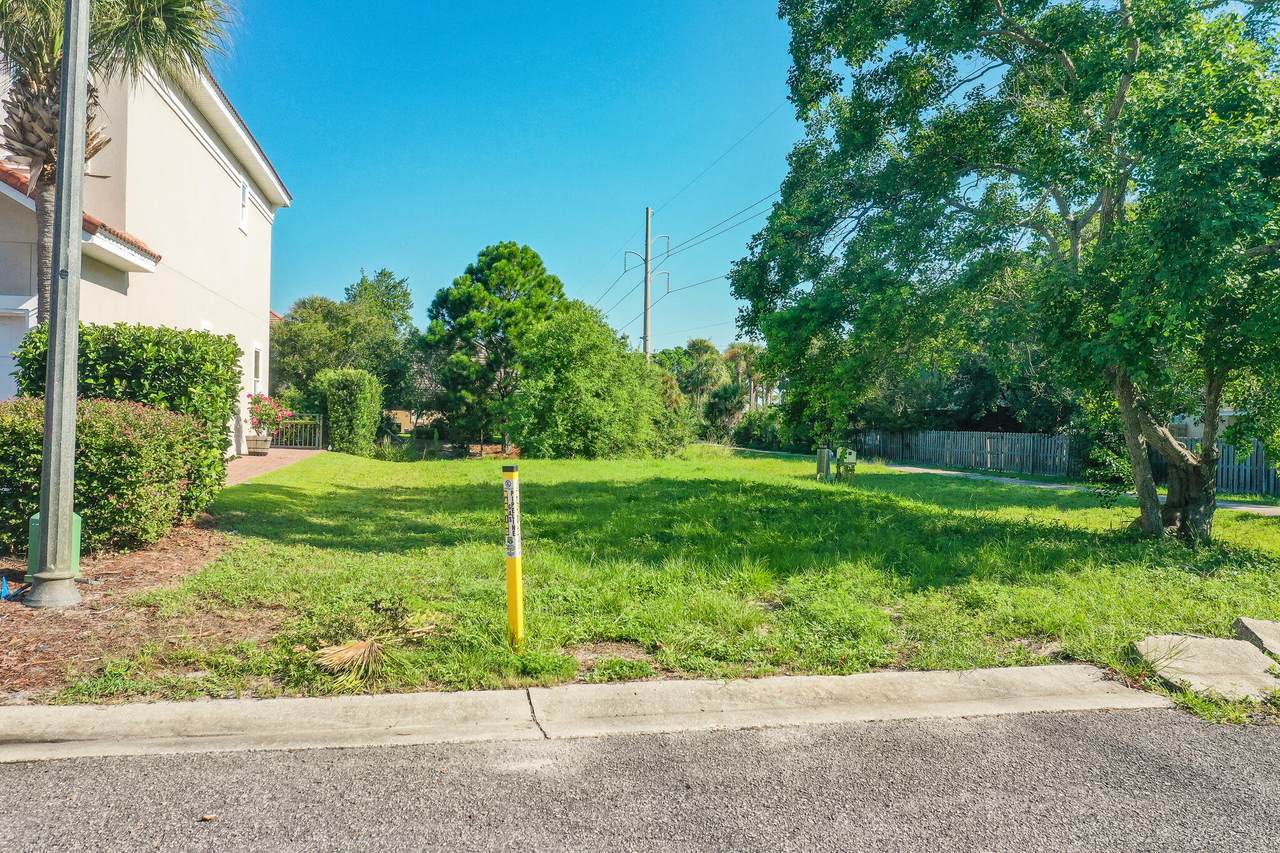 278 Calusa Boulevard - Photo 1