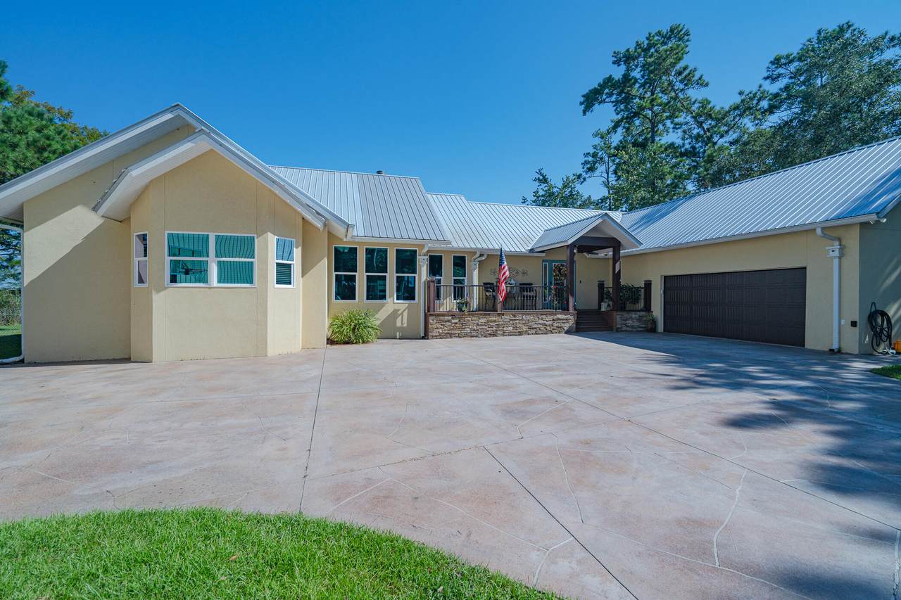 402 Shoreline Drive - Photo 1