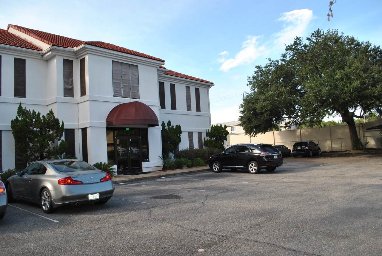 102 Beal Parkway - Photo 1