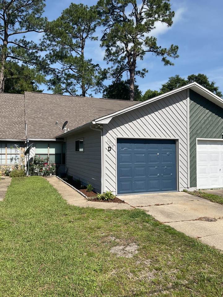 1010 Pineview Boulevard - Photo 1