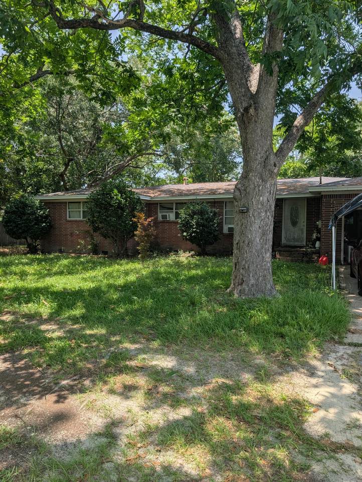 205 Cloverdale Boulevard - Photo 1