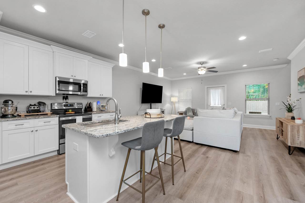 2275 Janet Street - Photo 1