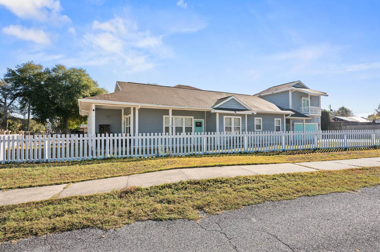 722 Kelly Street - Photo 1