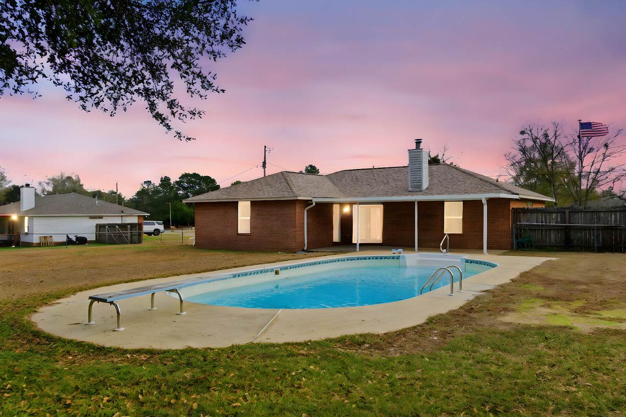 1000 Heathrow Drive - Photo 1