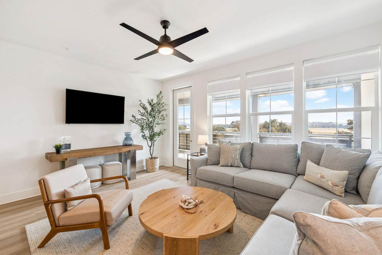 277 The Grove Drive - Photo 1