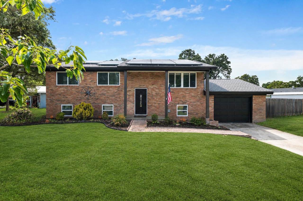 102 Robinwood Drive - Photo 1