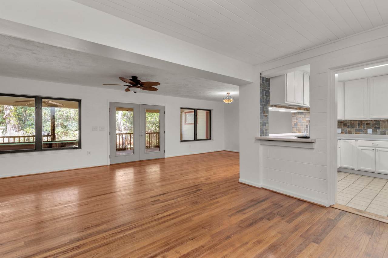 202 Beachview Drive - Photo 1