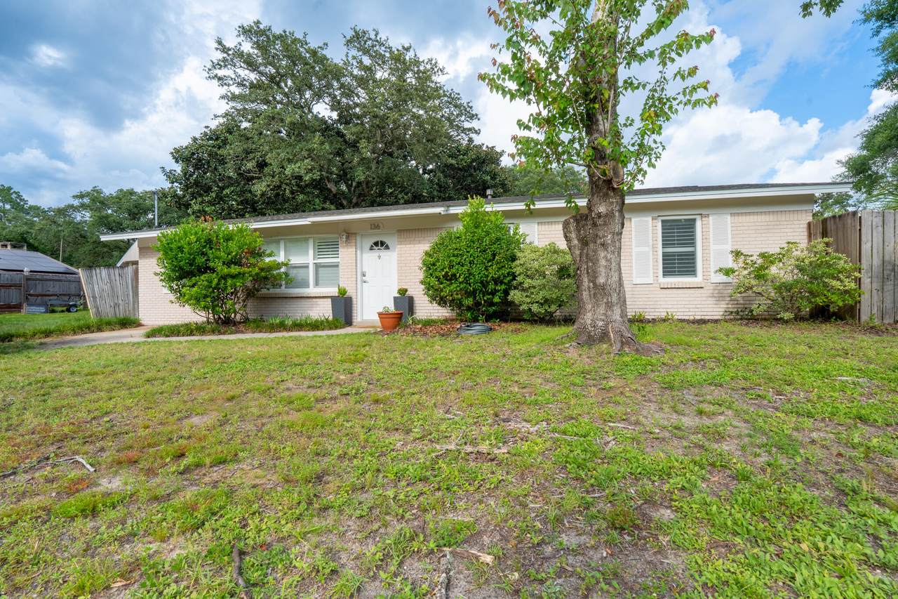136 Robinwood Drive - Photo 1