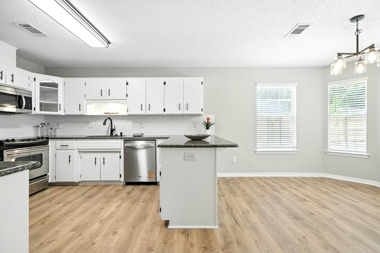 9640 Hummingbird Boulevard - Photo 1