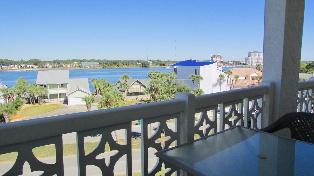 909 Santa Rosa Boulevard - Photo 1