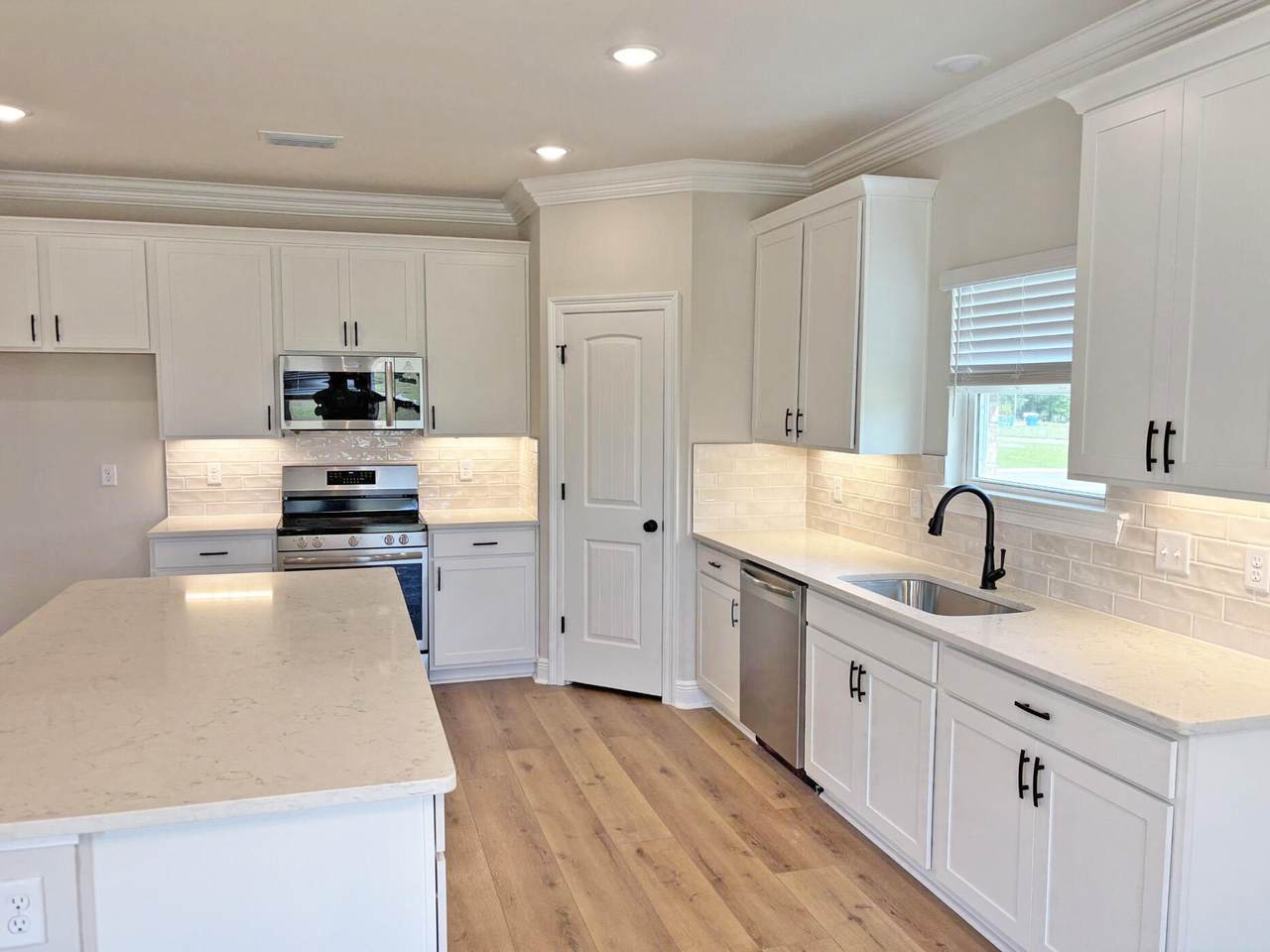 https://bt-photos.global.ssl.fastly.net/emerald/1280_boomver_2_989892-2.jpg