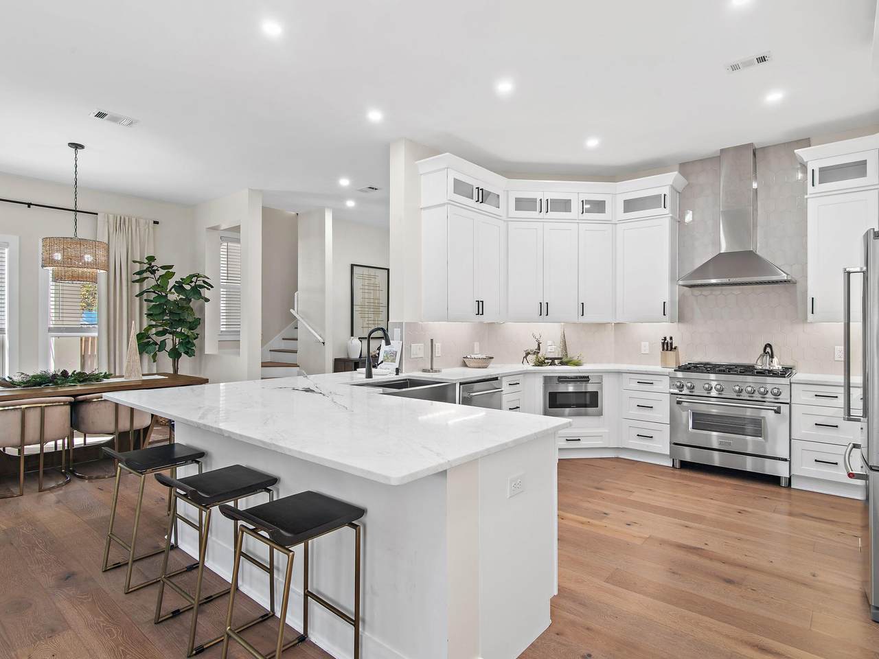 416 Lakeview Drive - Photo 1