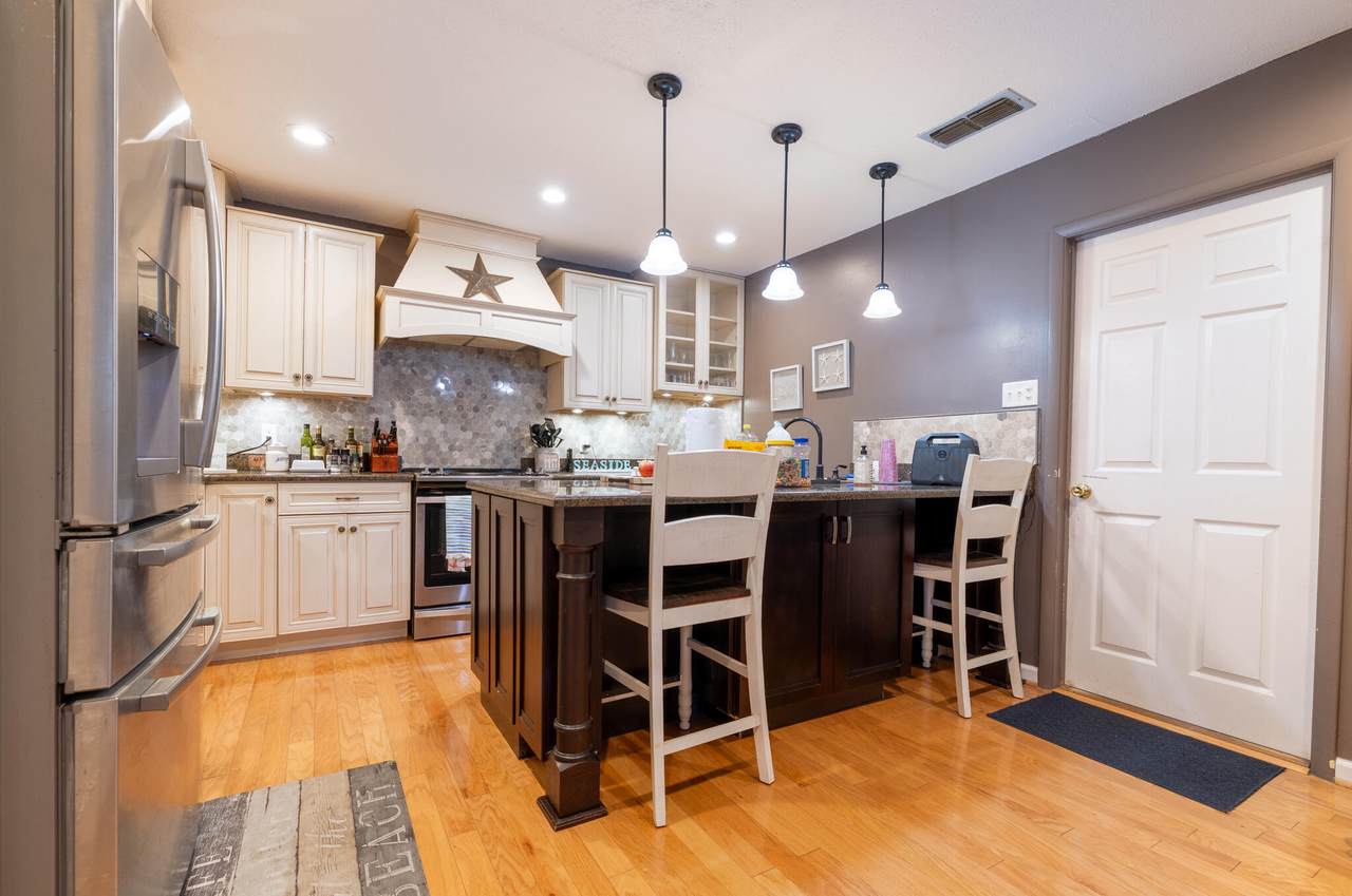 300 Victoria Avenue - Photo 1