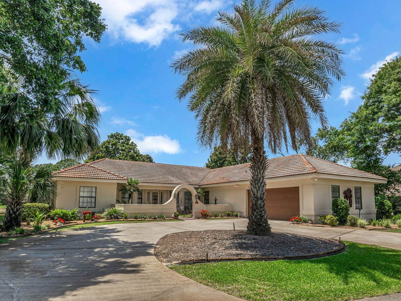 370 Golfview Drive - Photo 1