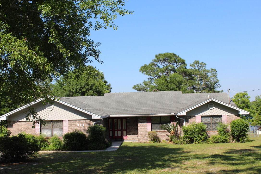 919 Pinewood Drive - Photo 1