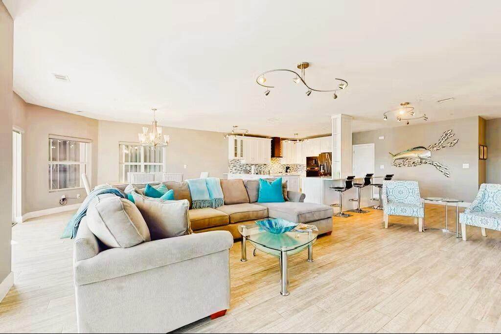 212 Harbor Boulevard - Photo 1