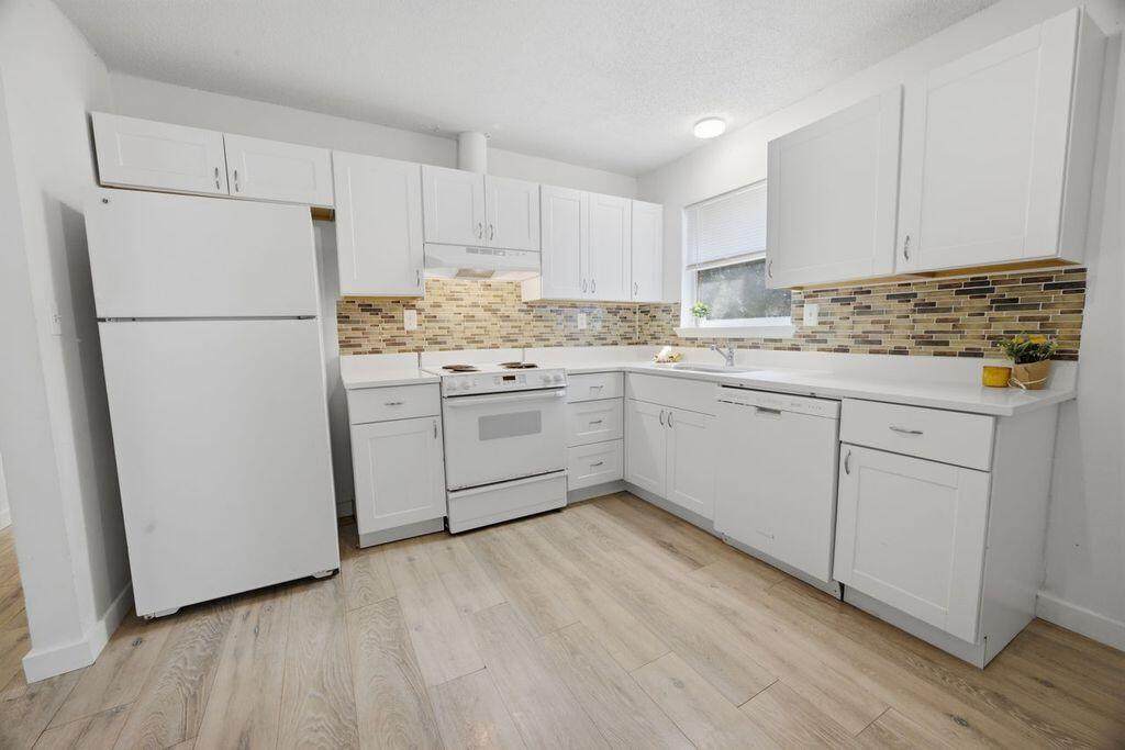 1005 Pinetree Road - Photo 1