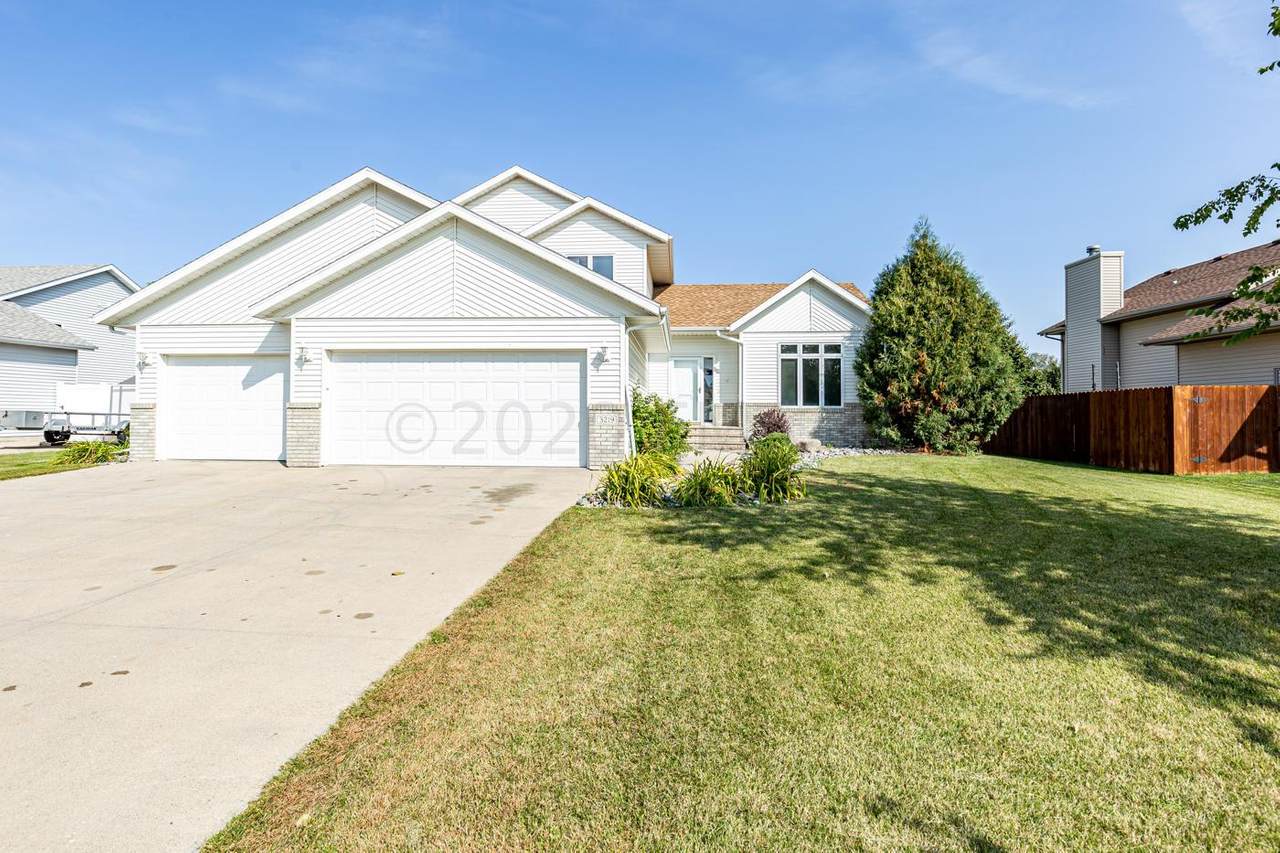 3219 43 Avenue - Photo 1