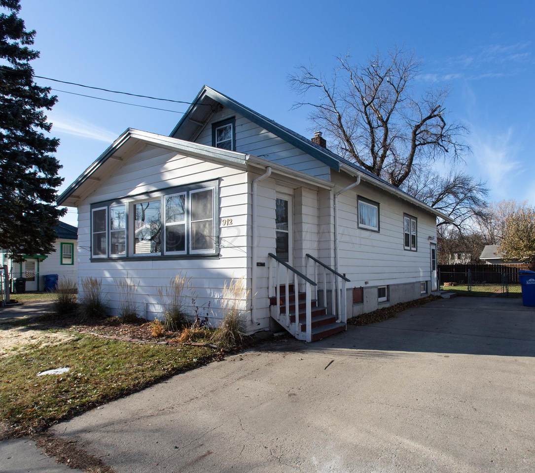 912 4TH Street - Photo 1