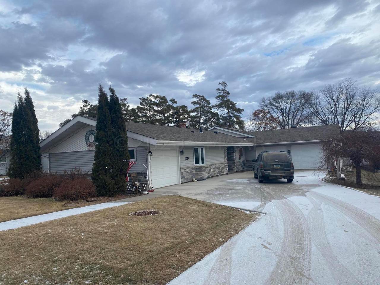 902 6TH Avenue - Photo 1