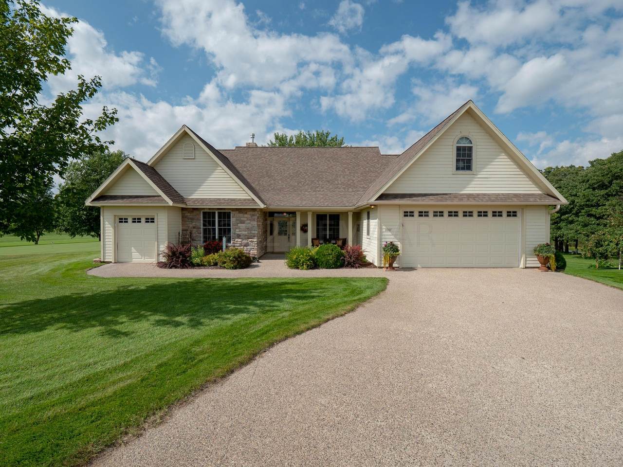 1007 Links Way - Photo 1